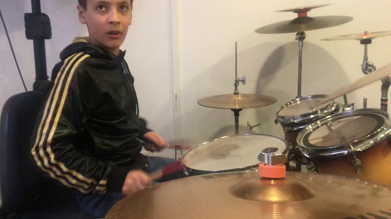 Tocando en el culto con la iglesia de cornella