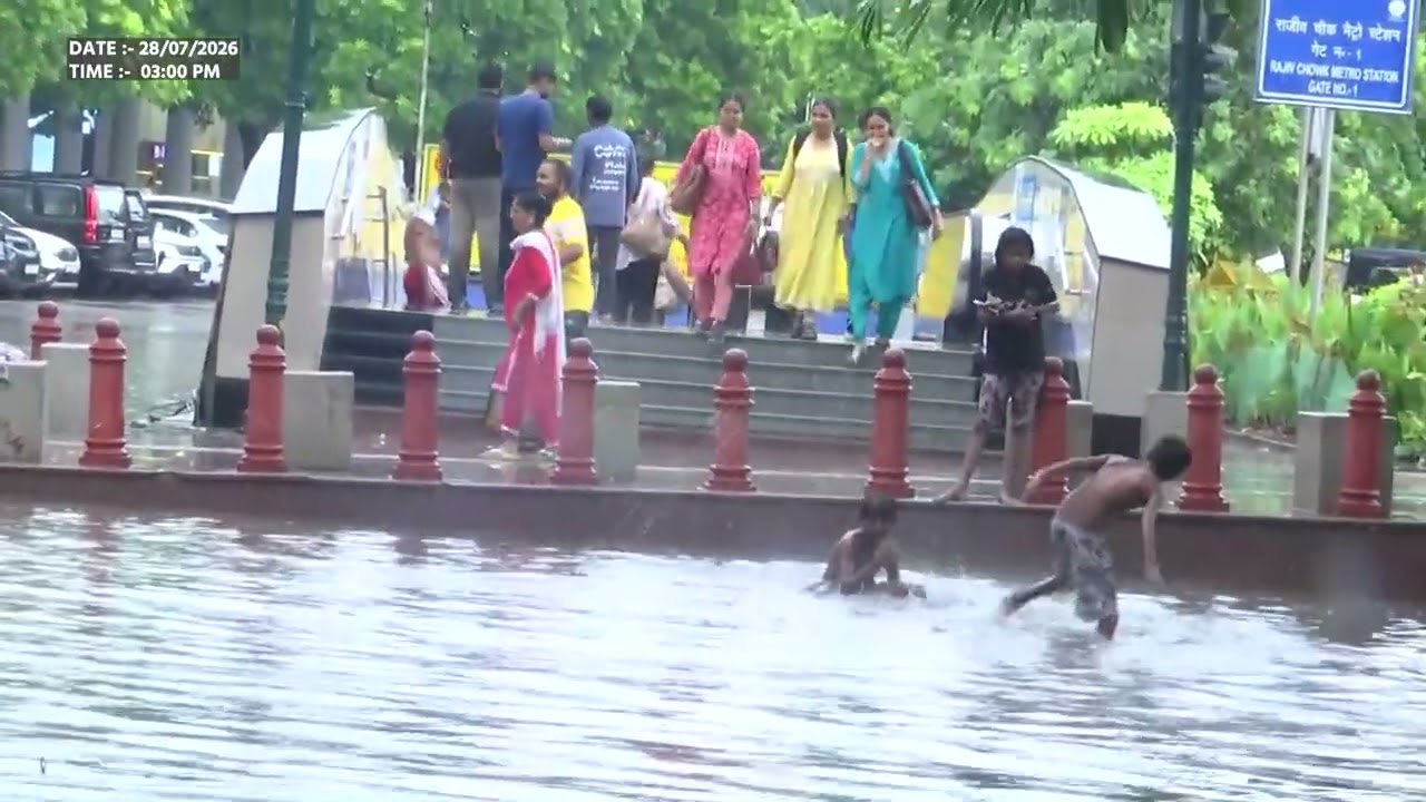 #Delhi : Heavy rainfall causes waterlogging at Connaught Place