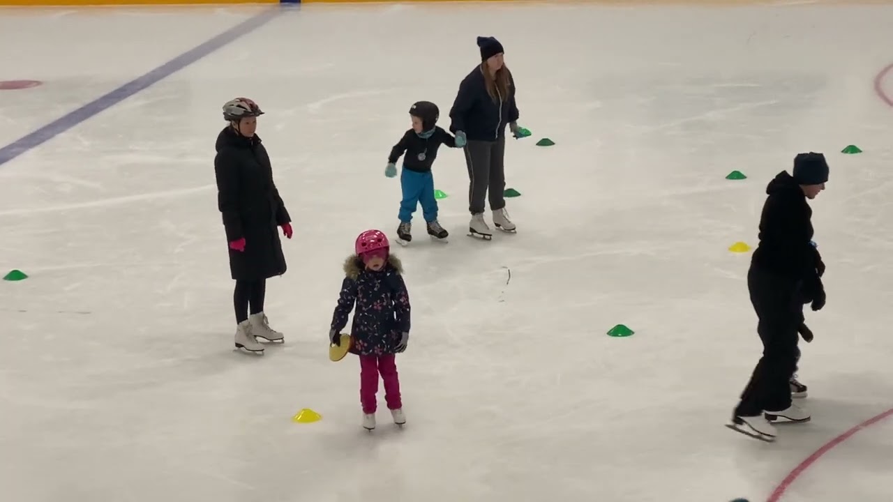 Самое начало:⛸️Элиас на коньках