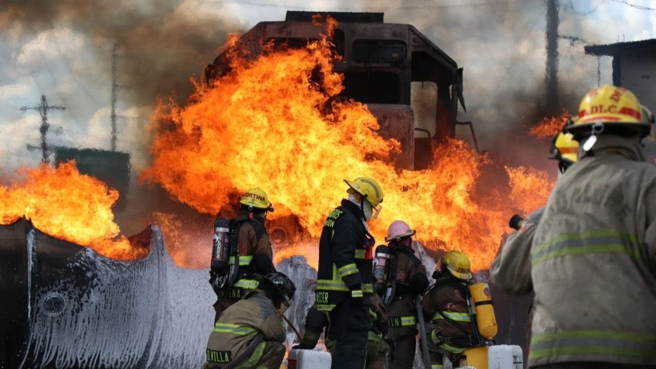 Se incendia pipa al chocar con tren, en San Nicolás