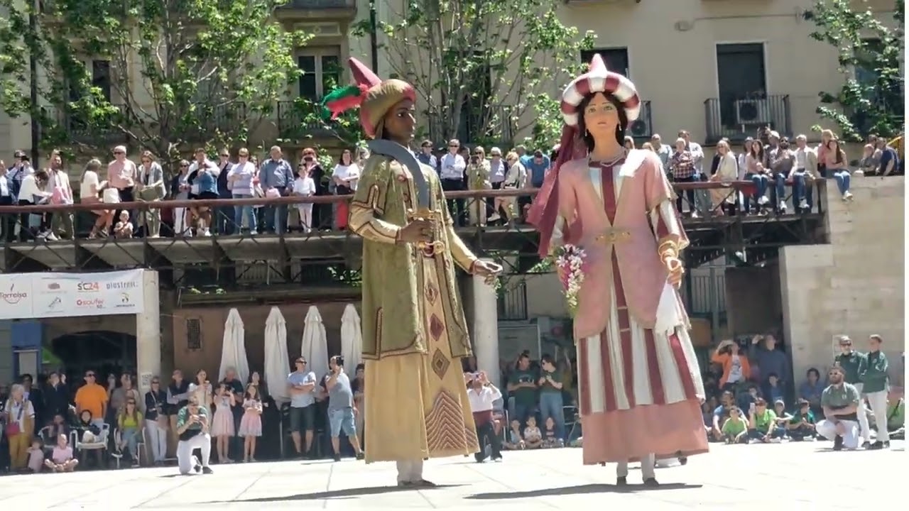 Gegants del pi a la trobada de gagants de Lleida 2023 Sant anastasi.