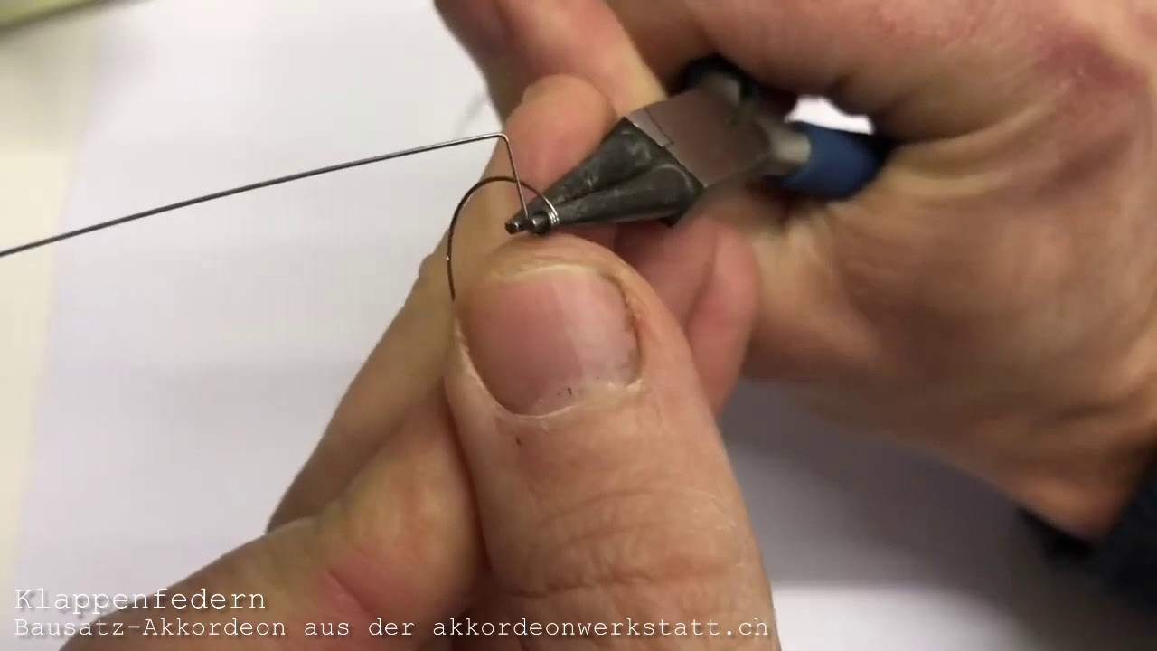 Klappenfedern herstellen beim Bausatz-Akkordeon (akkordeonwerkstatt.ch)