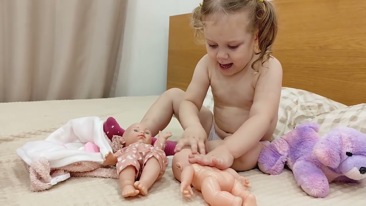 Spa Day for Dolls! 😂 Caroleene Gives Her Babies the ULTIMATE Cream Treatment! 👶 