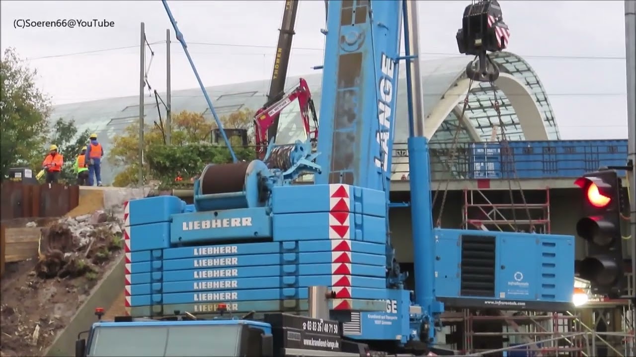 LIEBHERR LTM 1500-8.1 von LANGE und LT 1450-8.1 von KÜHL beim Brückentausch Ankelmannplatz