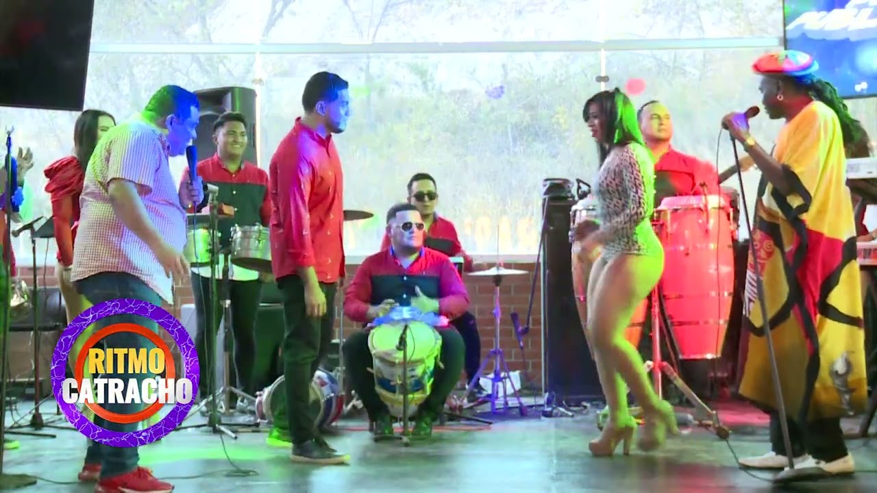 LINETH BAILANDO CON UBALA, Y LAS CHICAS DE RITMO CATRACHO CON LOS MUSICOS