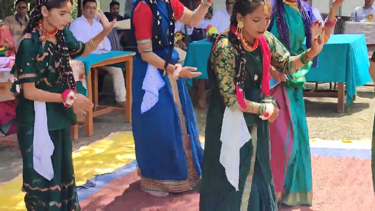 राo इo काo बावई की छात्राओं का बहुत सुंदर नृत्य।