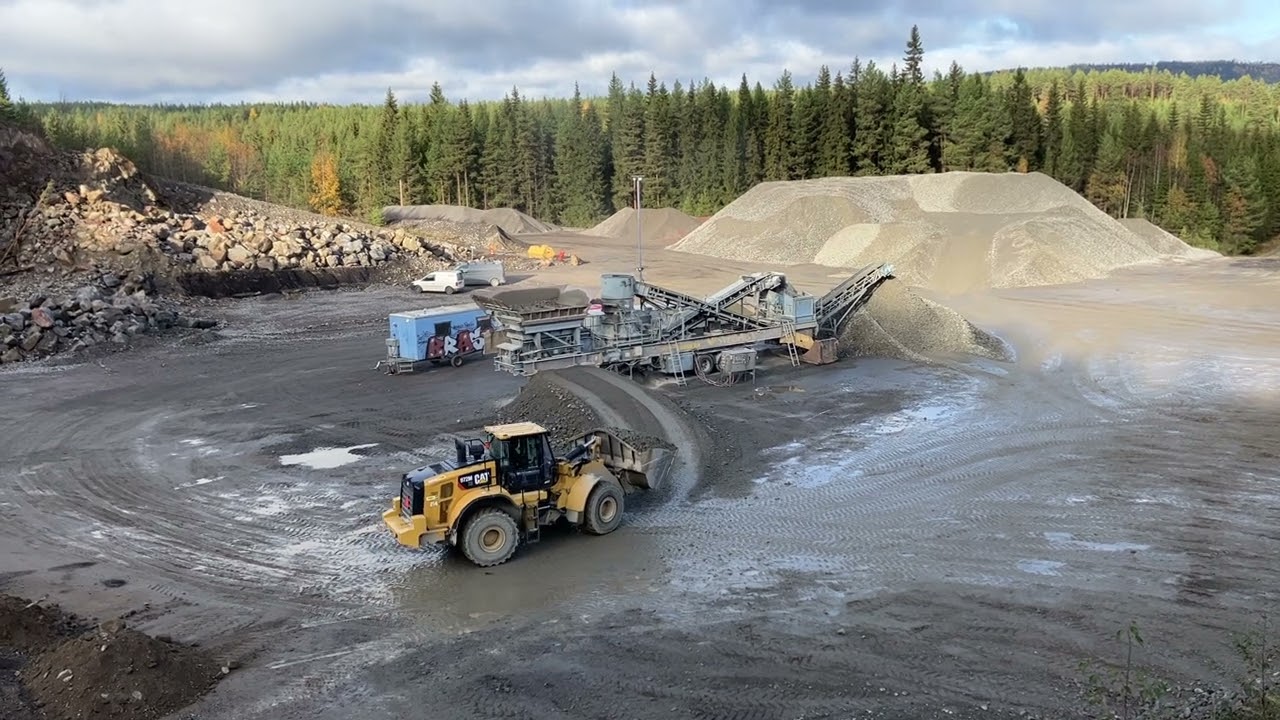 Caterpillar 972M XE feeds a Sandvik 4000 crusher