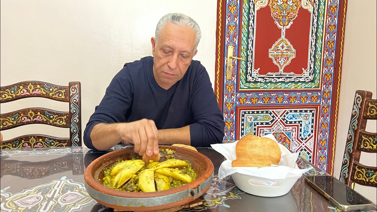 طجين بطاطا و الجلبانة من الأطباق لي كتعجبنا و كتجي لذيذة معلكة و ساهلة في التحضير