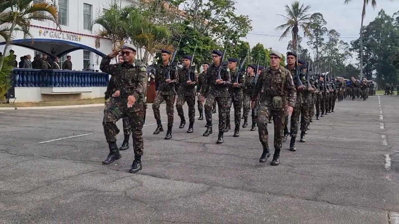 Dia da Artilharia! Desfile da tropa em continência ao Gen Nagy - Cmt   da 4a Bda Inf Lde Mth. P. VII