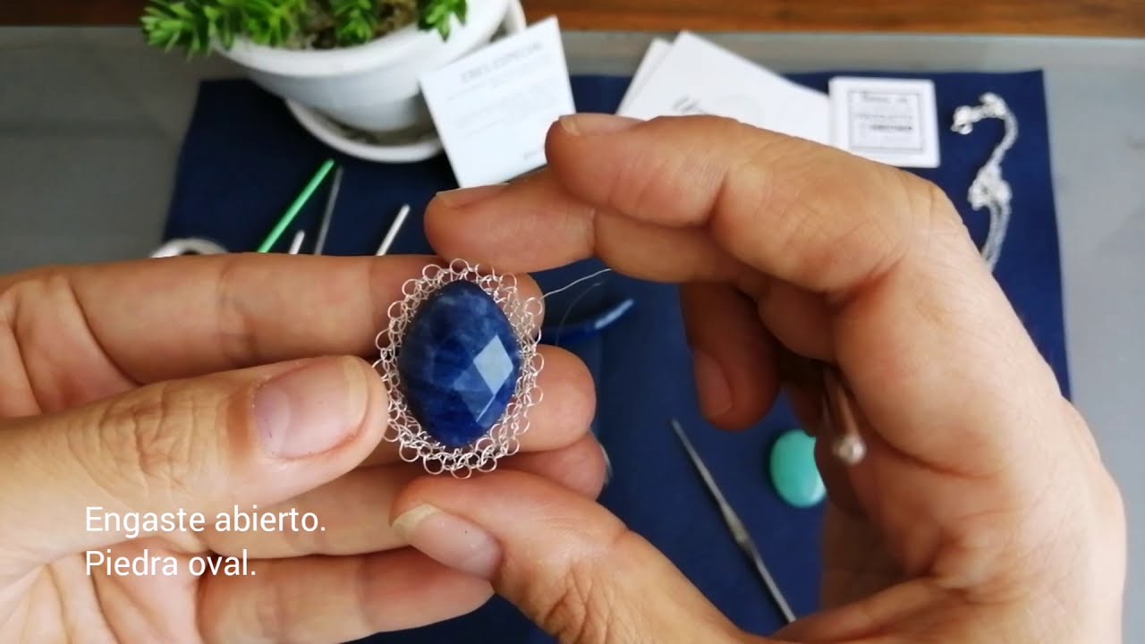 Engaste con borde. Piedra oval.