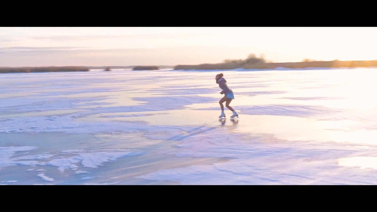 Winter Sun - Ice Skating on Lake - Keilija
