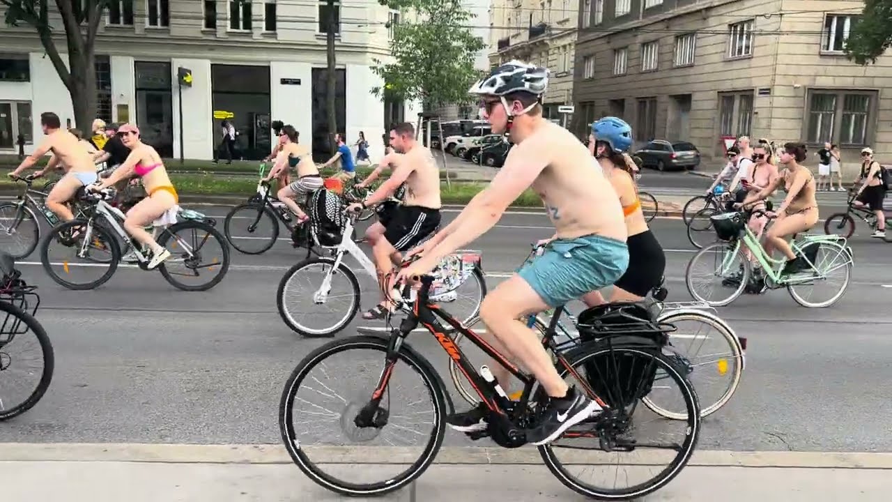 Critical Mass Wein - DJ on Bike lead the Naked Bike Ride Wien