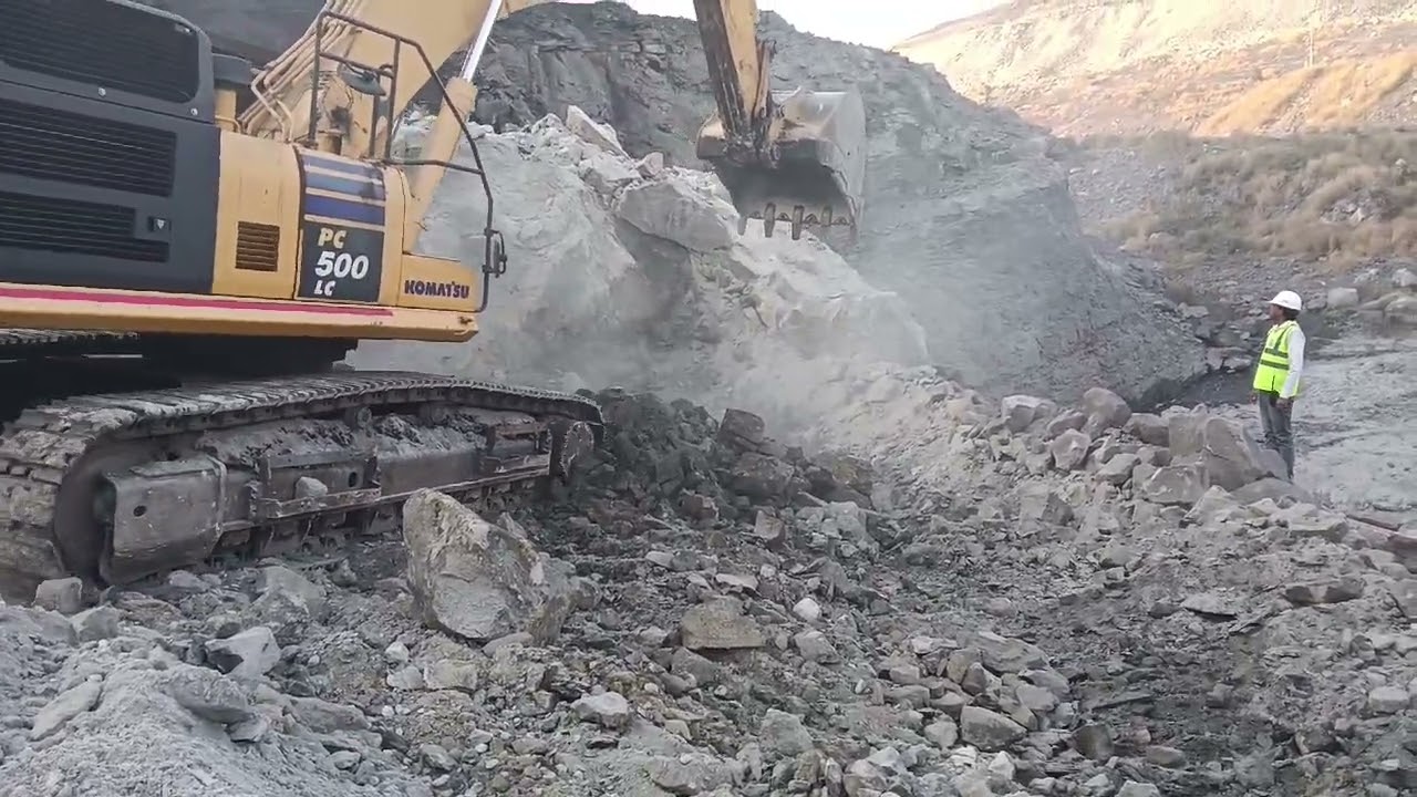 PC 500 Komatsu working on lime stone mine  #Komatsu # Excavator #reliable machine #JCB #poclain