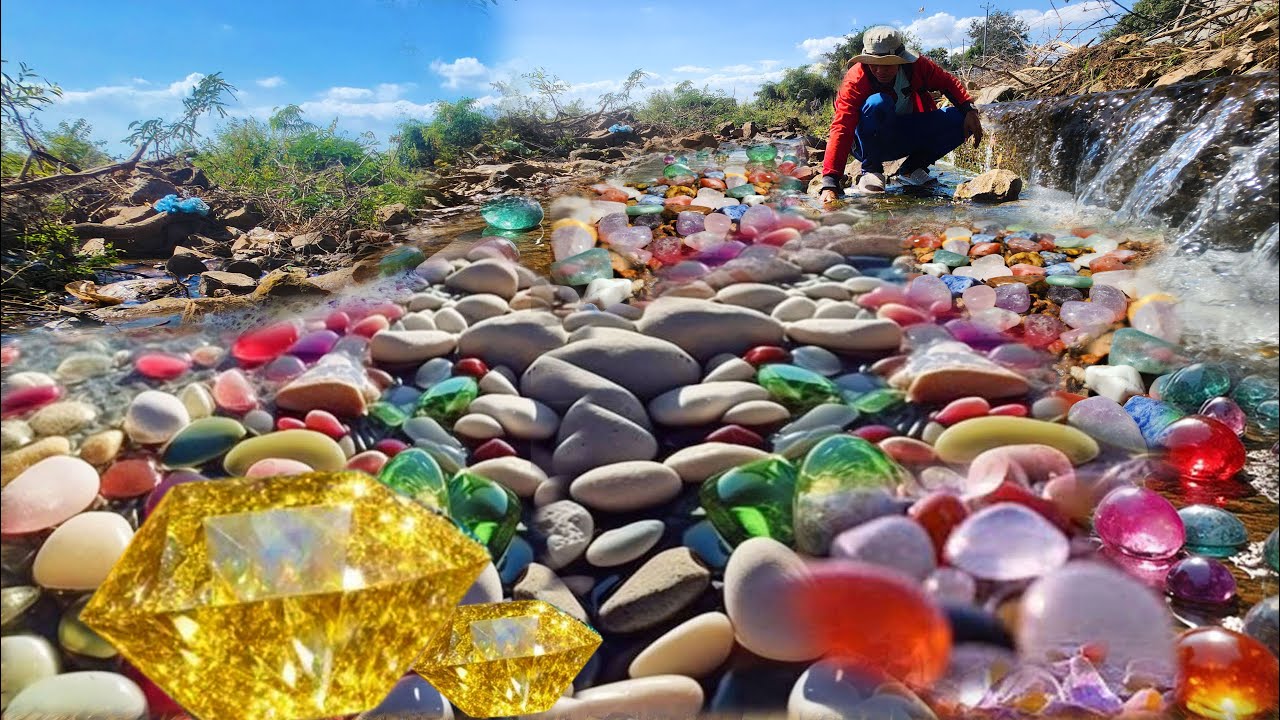 I found a rare treasure Gem diamond in water flow pearl mother clam, which is an emerald red gem