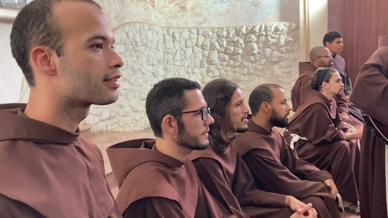 Noviços franciscanos cantam a Oração diante do Crucifixo de São Damião.