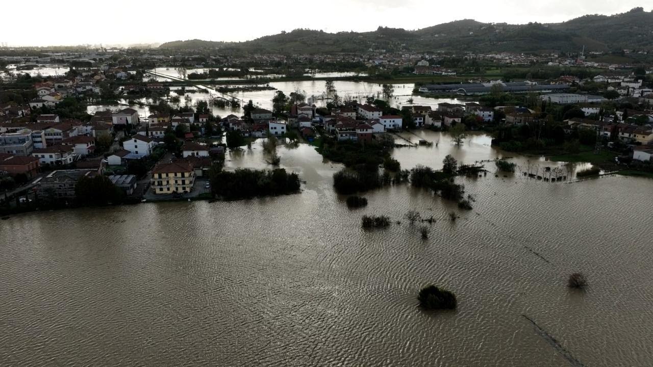 Maltempo Toscana, a Quarrata le campagne diventano un lago: le immagini dal drone