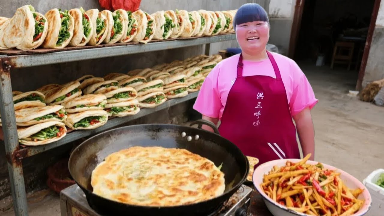 【陕北霞姐】霞姐烙饼子给家人开胃，夹上凉拌土豆丝，猛香了！