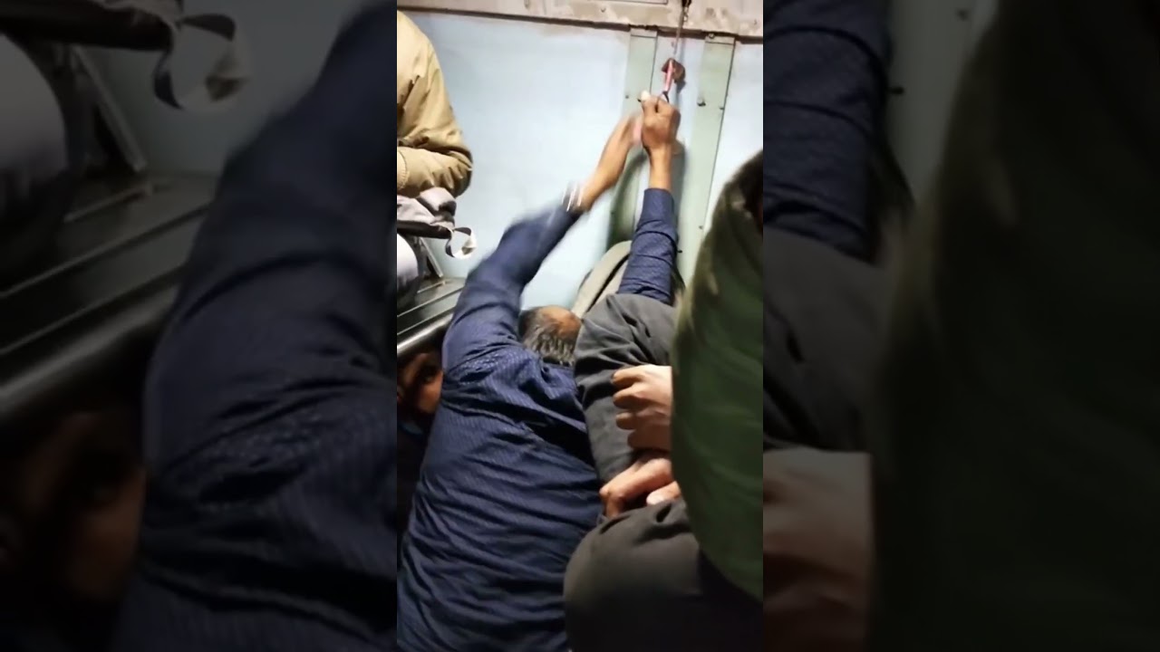 ट्रेन में चैन खींचने से क्या होता है | Chain Pulling in Train #shorts #indianrailways