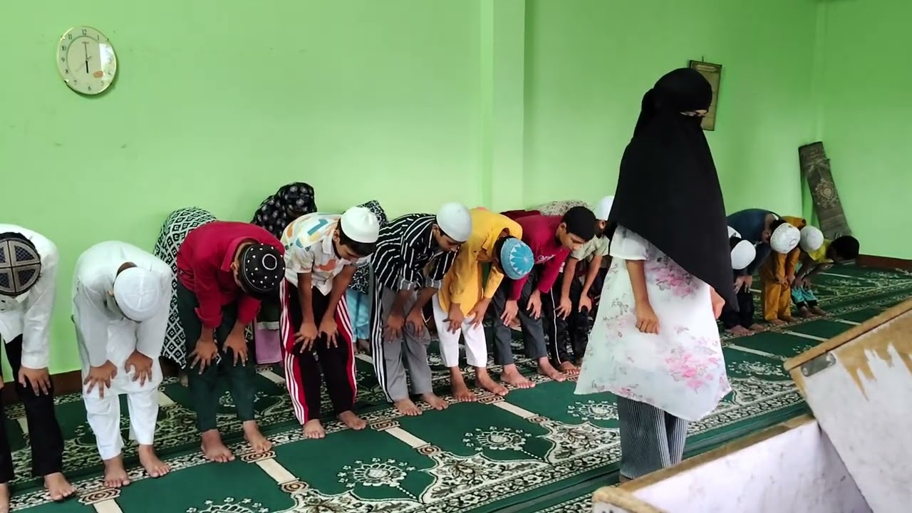 Namaz ki amli mashk karte huwe