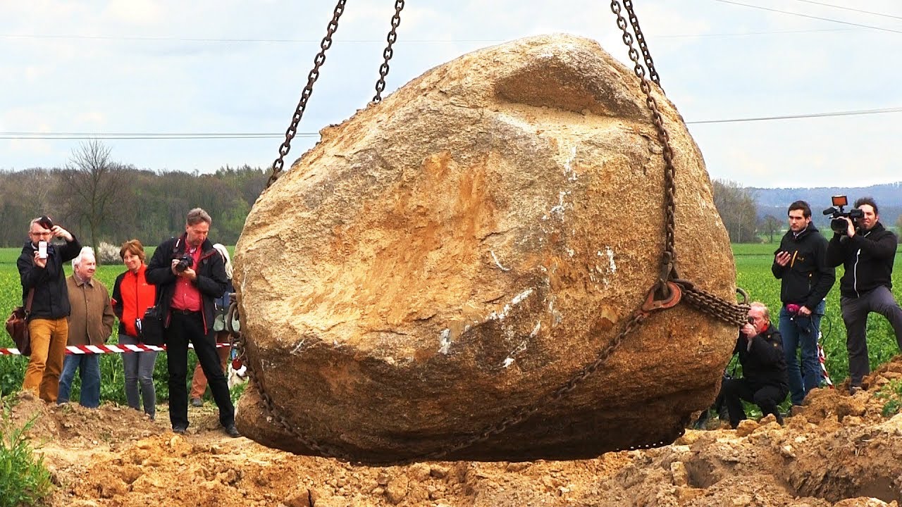Bergung eines 28 Tonnen Findlings (Gneis) bei Ostermunzel