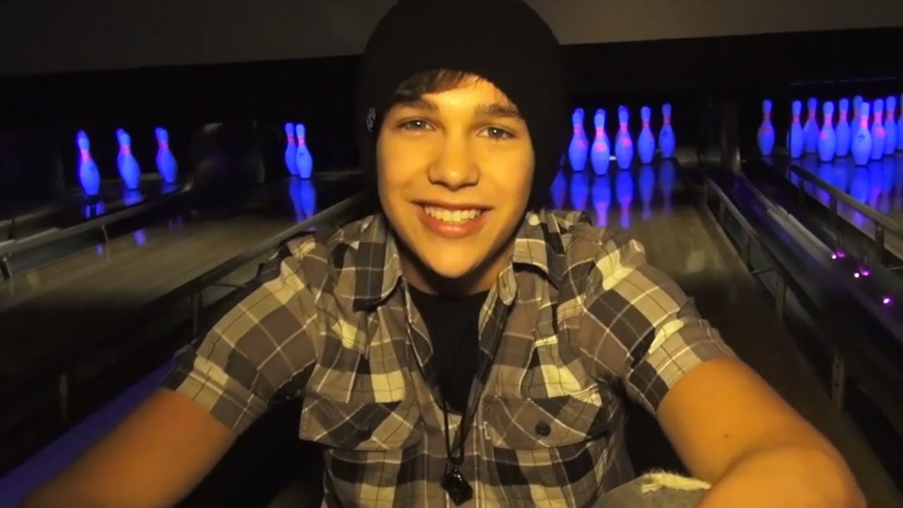 Austin Mahone goes bowling with his friends - Houston Radio Event / Hot 95.7 Bowling
