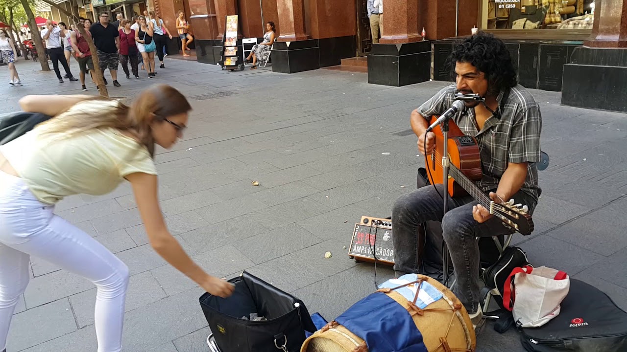 Artista callejero Rosario interpreta 