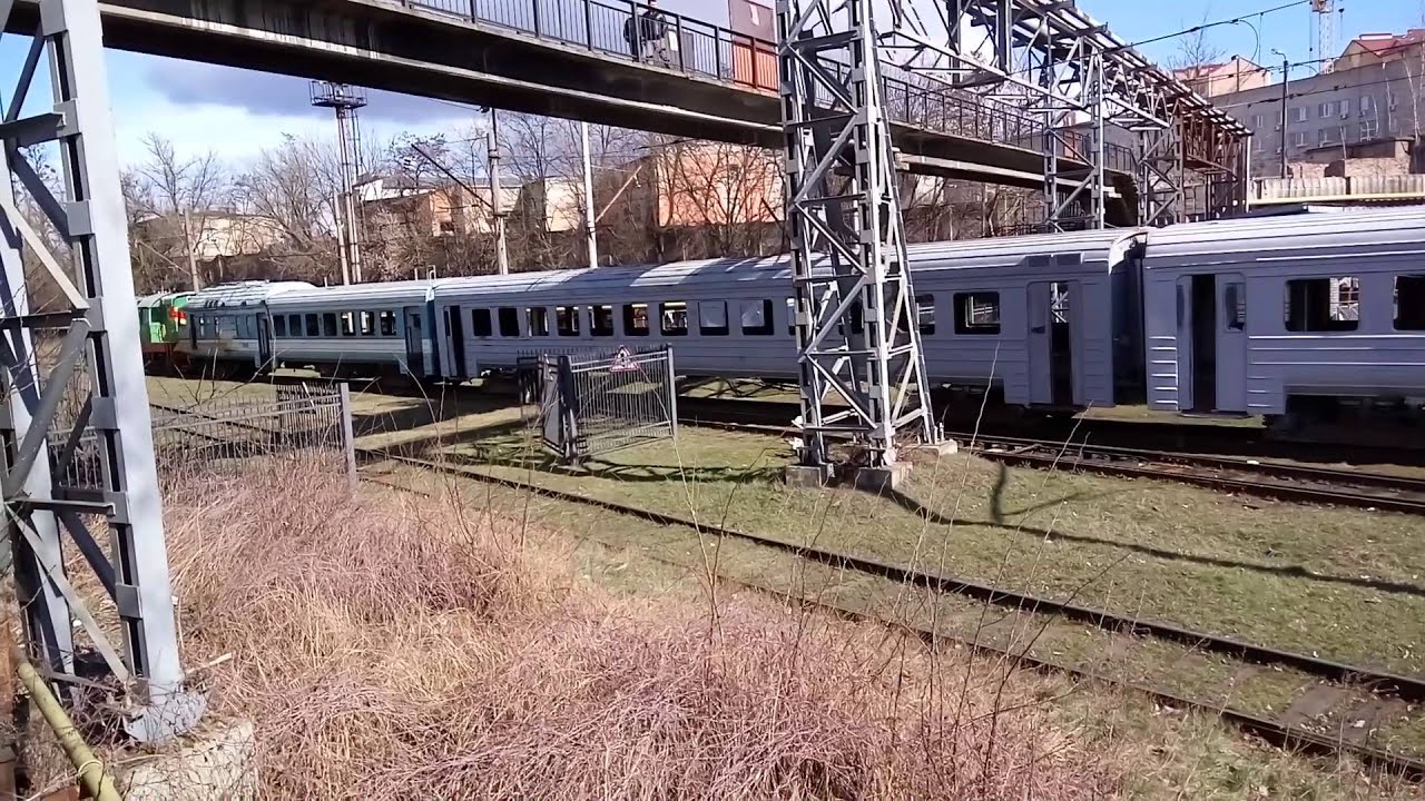 Дизель-поезд ДР1-331 подают на ремонт. Diesel train DR1-331, filing for repairs.
