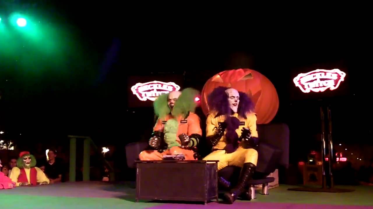 Six Flags Magic Mountain Fright Fest: Heckles and Twitch show! (Half time Show)