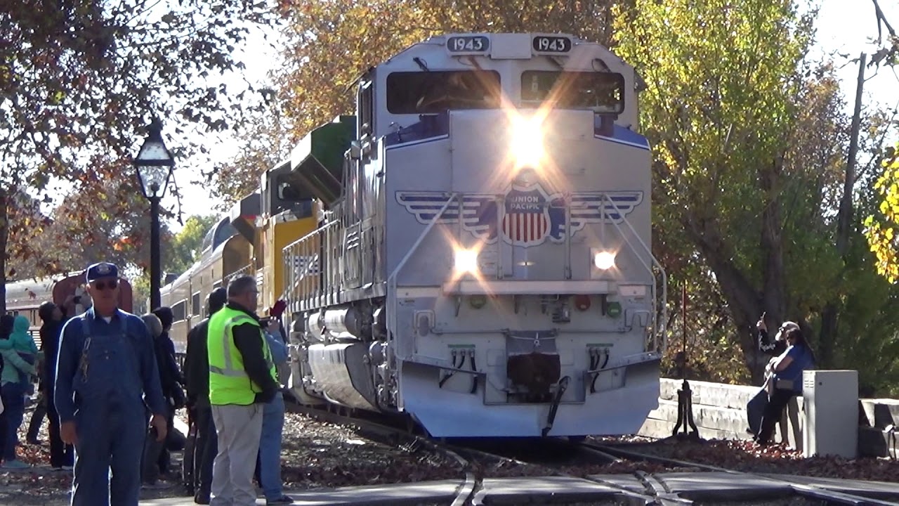 UP 1943 Leaving CSRM in Sacramento 29nov17