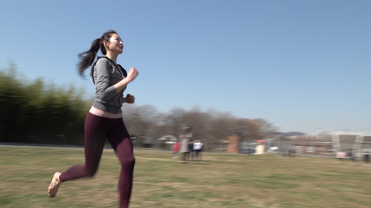 Will You Run Barefoot with Me? 🏃🏻‍♀👣🌅 / 맨발로 달려 보는 건 어때? | 김수민 sookim [ENG SUB/한글 자막]