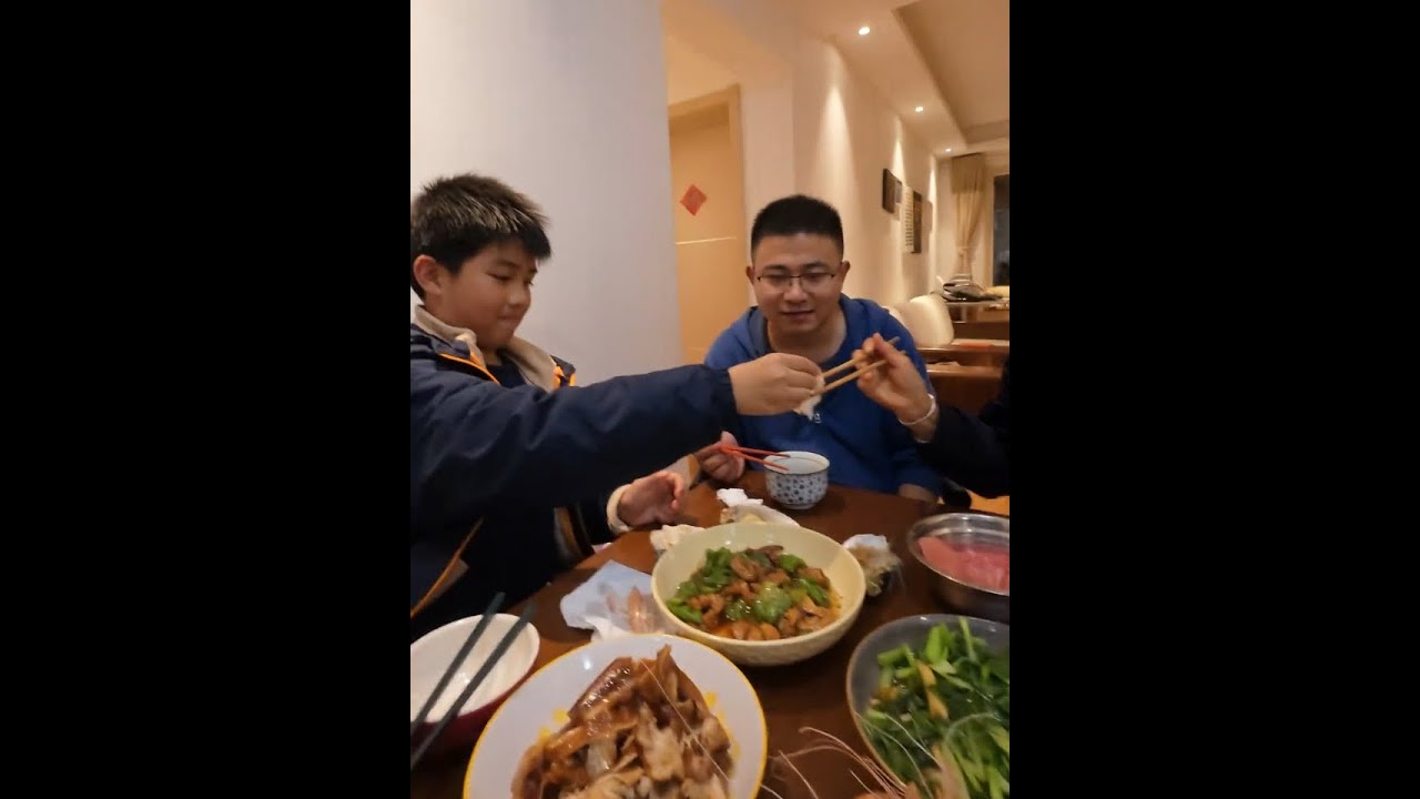 今天周末回娘家啦！ 老孟和儿子采购下厨，舅舅家的餐桌瞬间摆满烟火气～吃饱喝足老孟还主动修家具，靠谱的老孟和暖心的娃这组合也太赞了！一家人热热闹闹，平淡日子里的小美好最治愈呀#00后 #vlog日常 #