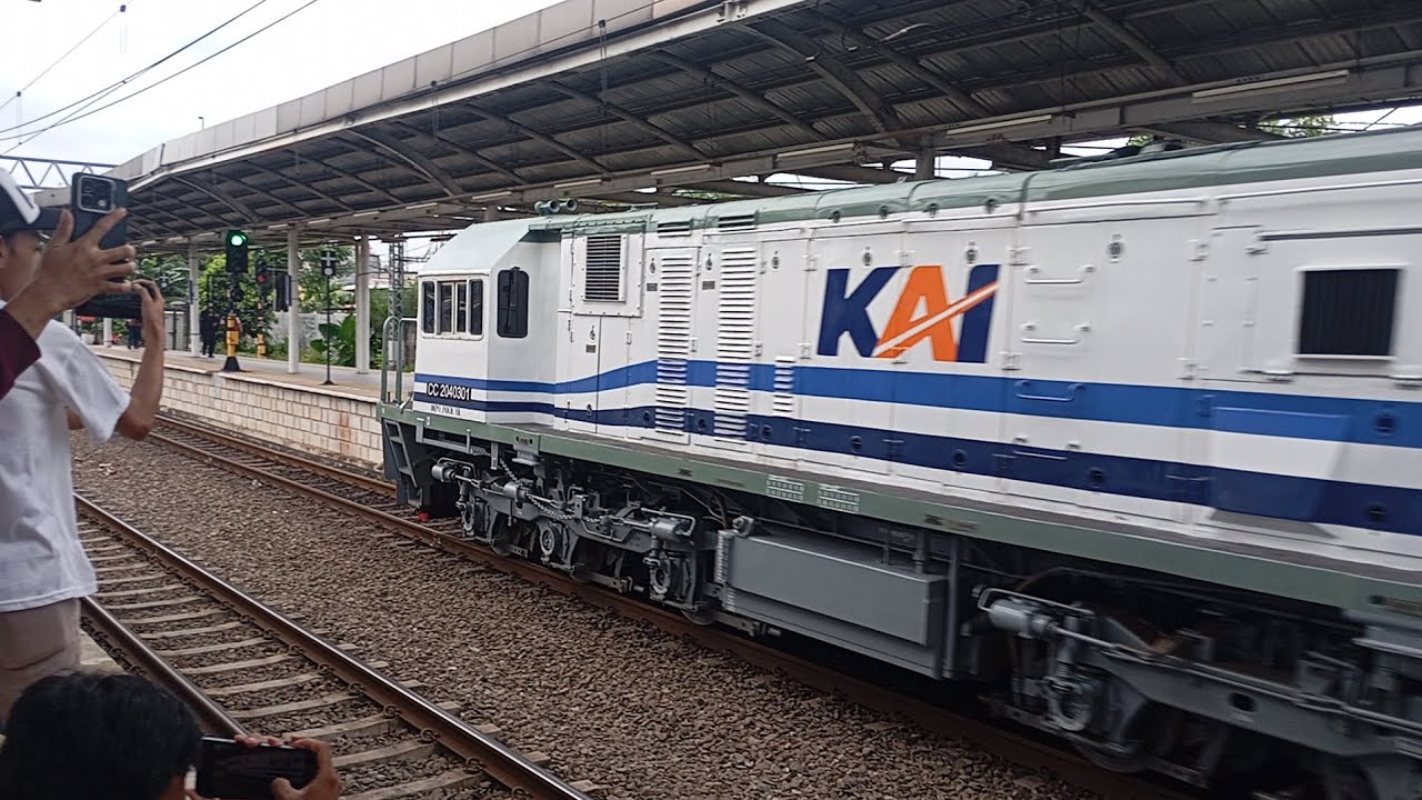 Nyagat KA Bogowonto yang di tarik cc204 dengan livery WnB dah KA Fajar Utama Yogyakarta 