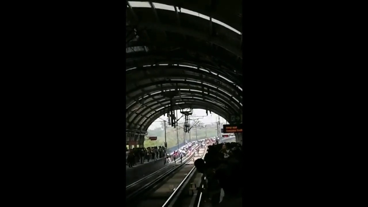 Delhi Metro commuters walk on track .. security breached