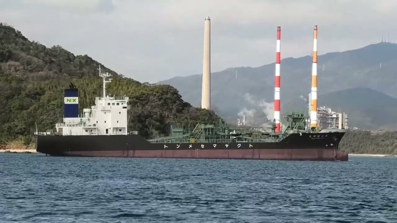 ある日の徳山港 晴海親水公園より航行船舶を見ゆ。