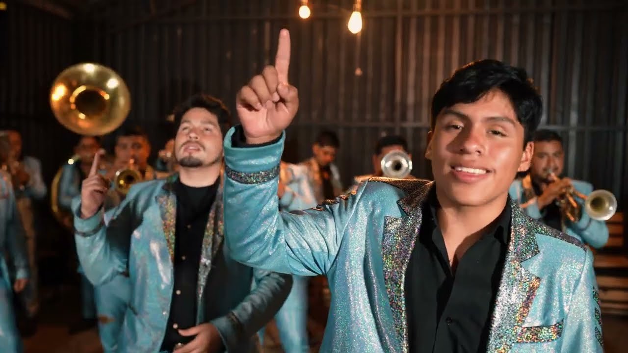 Entre Barras y Estrellas · Banda Los Chirimoyos (Cover Bertín y Su Condesa) (Video Oficial)