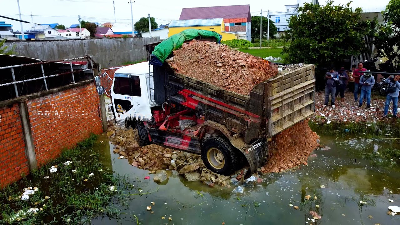 Big Rock Unload By 5t Truck And Push By Bulldozer 20p To Remove The Flood