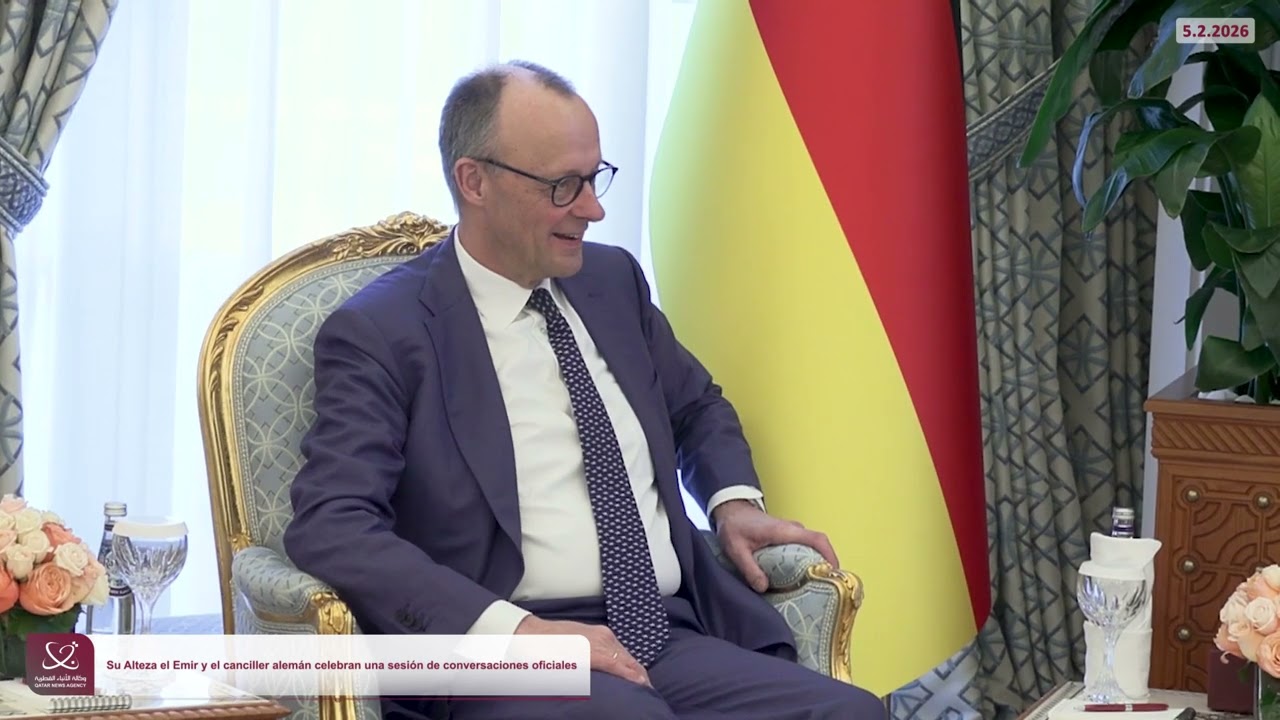 Su Alteza el Emir y el canciller alemán celebran una sesión de conversaciones oficiales