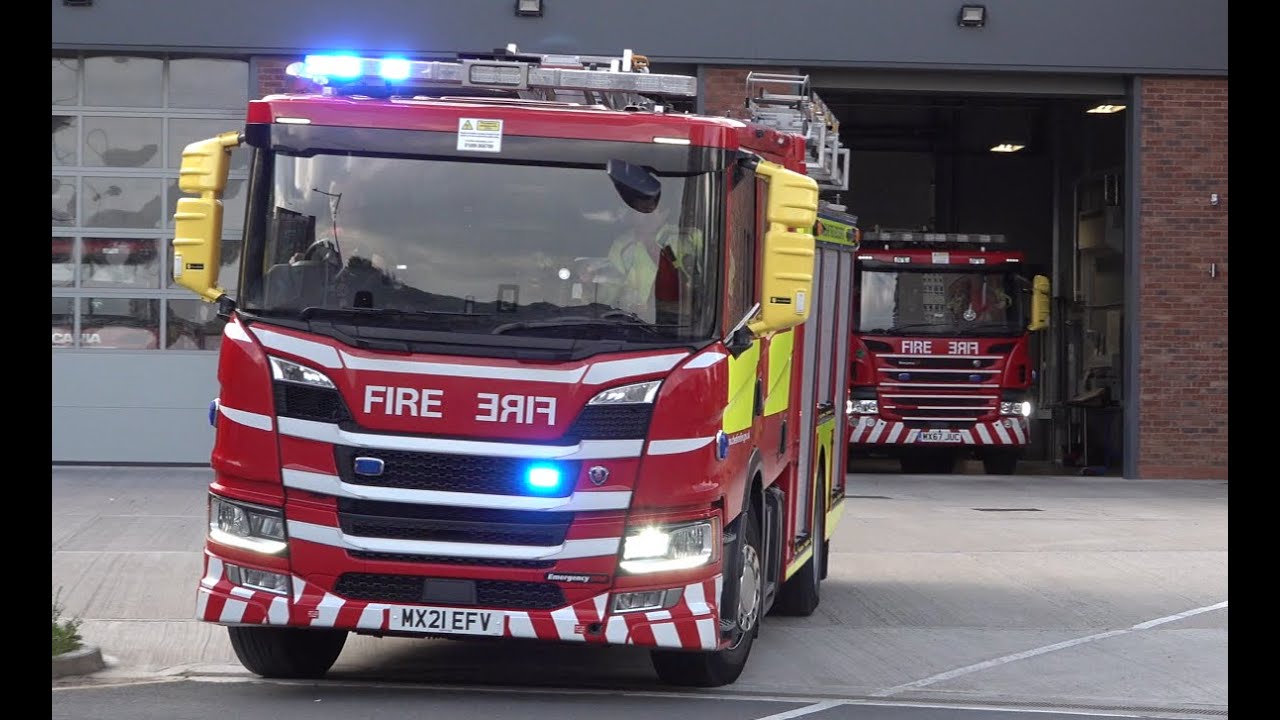 [Heavy Airhorn] Cheshire Fire & Rescue Service / Chester Two Pump / Turnout