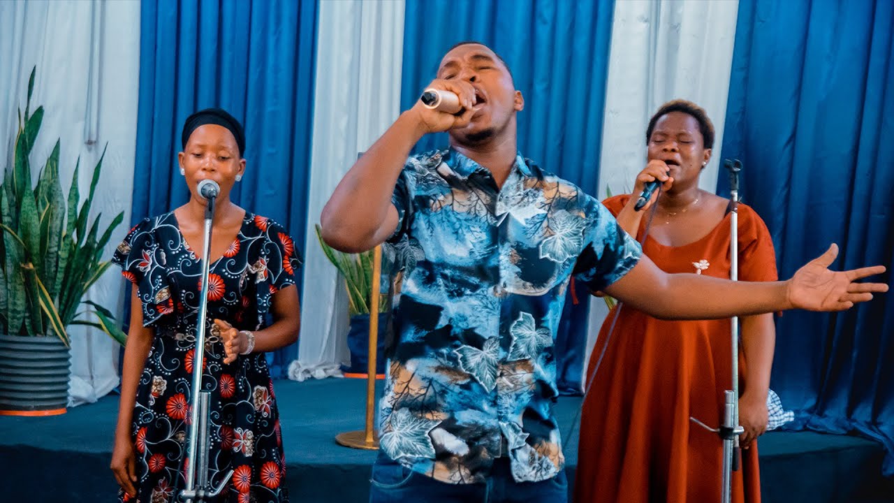 NAPENDA KUIMBA FADHILI ZAKO & SINA MUNGU MWINGINE~HOEM PRAISE TEAM