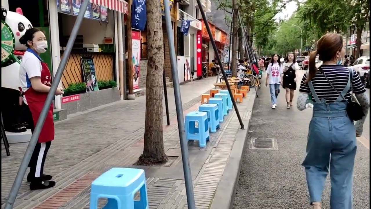 游玩成都宽窄巷子，就近去奎星楼美食街吃饭，本地人喜欢去的地方 