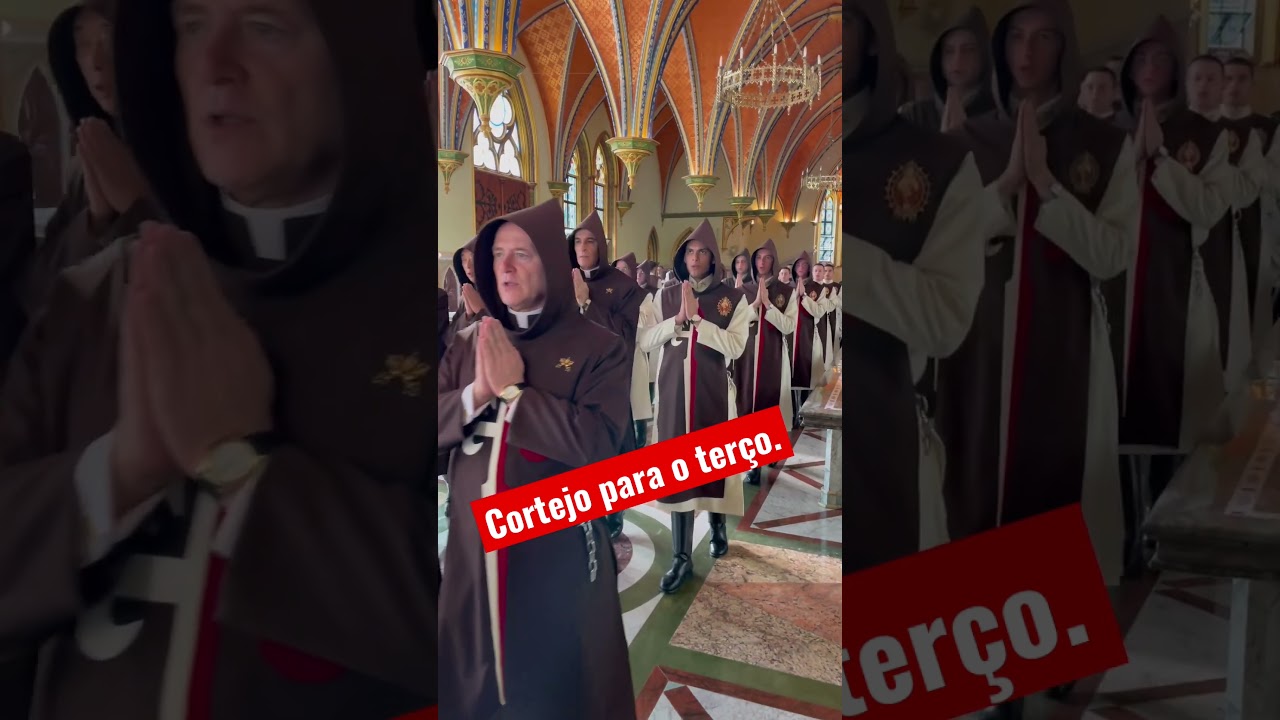 Cortejo para o terço em conjunto nos Arautos do Evangelho. 