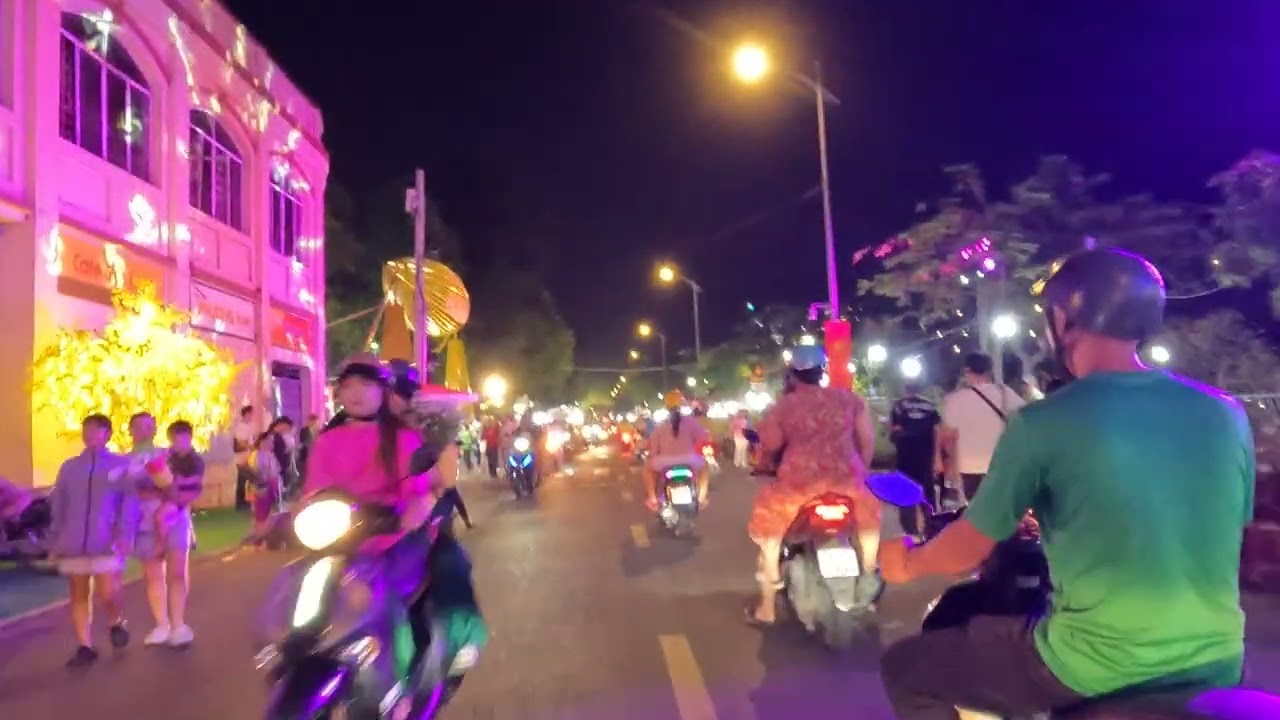 Trên bến dưới thuyền 