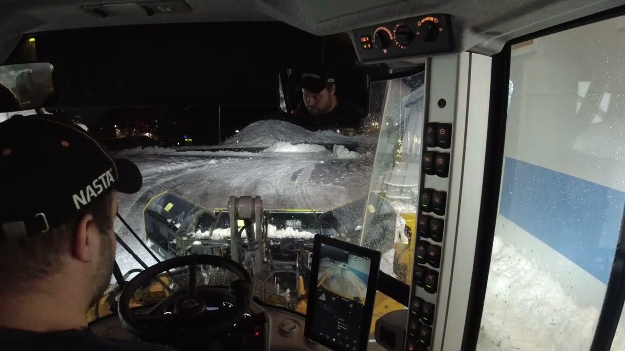 Plowing on ice | Volvo L70H | Tellefsdal