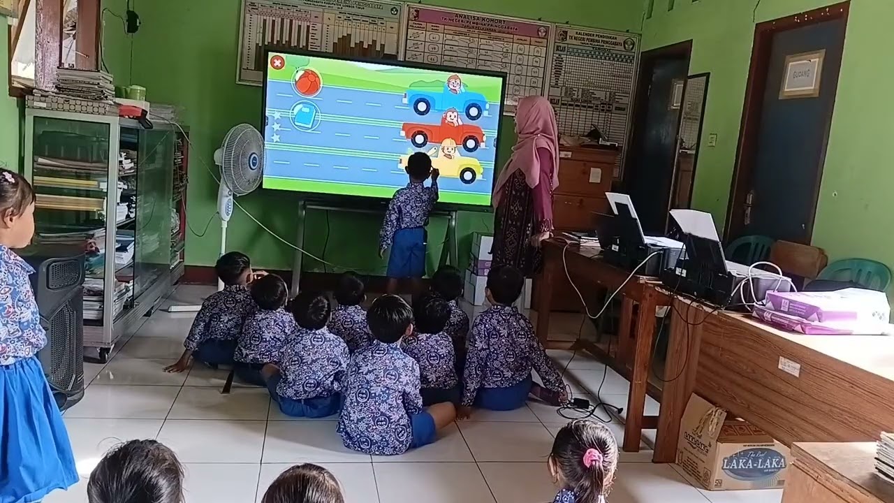 Praktik pembelajaran dengan media Papan Interaktif Digital di TK NEGERI PEMBINA PRINGGABAYA