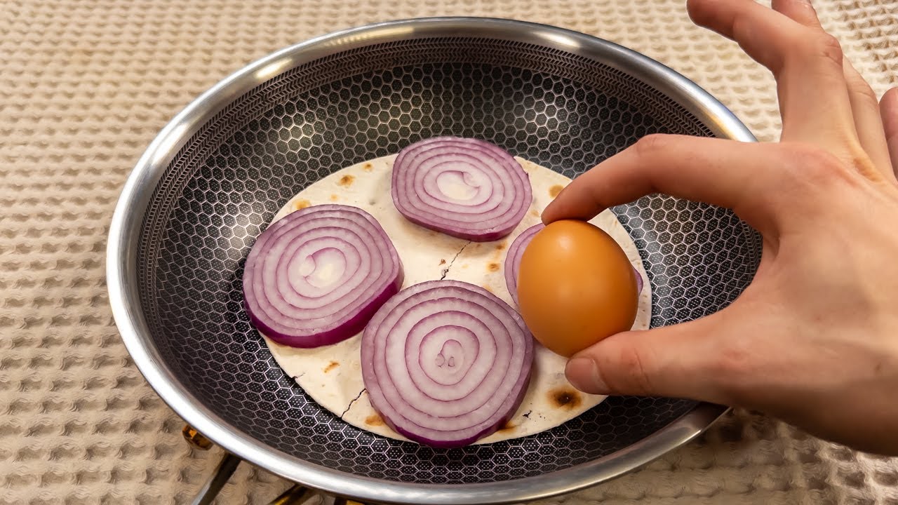 Nur ein paar Zutaten! Gießen Sie die Eier über das Fladenbrot! Einfach und lecker!