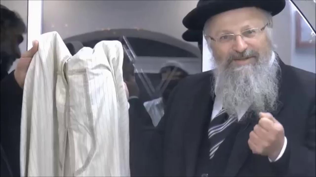 הרב שמואל אליהו מראה הגלימה שהבבא סאלי הכין לכבודו של המשיח ומסביר את מהותה