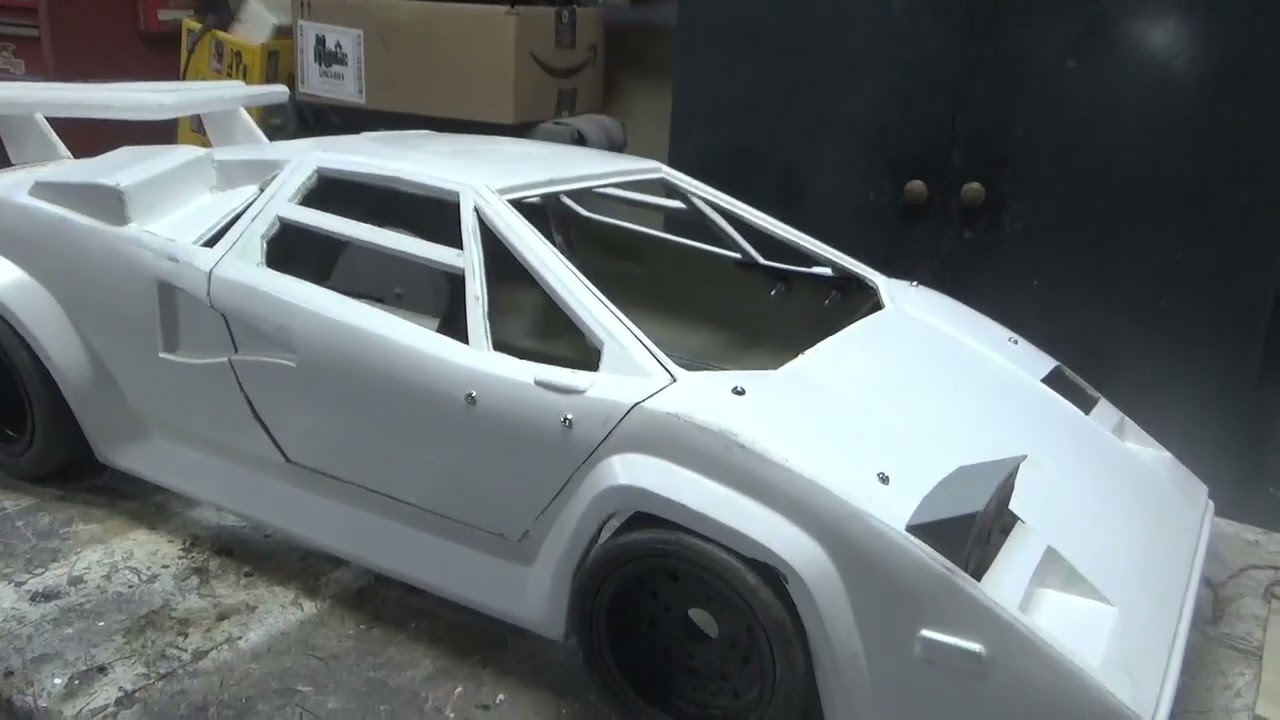 Модель Lamborghini в масштабе 1/4 с электроприводом дверей и фар.