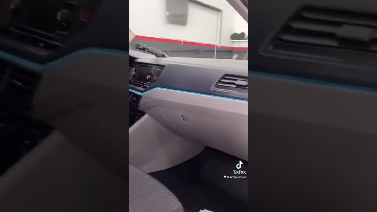 Fita neon de led no painel do polo