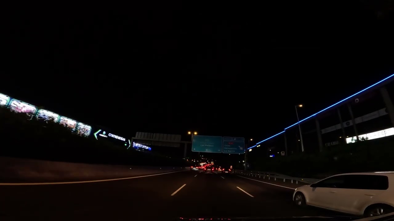 viajando de noche en carretera