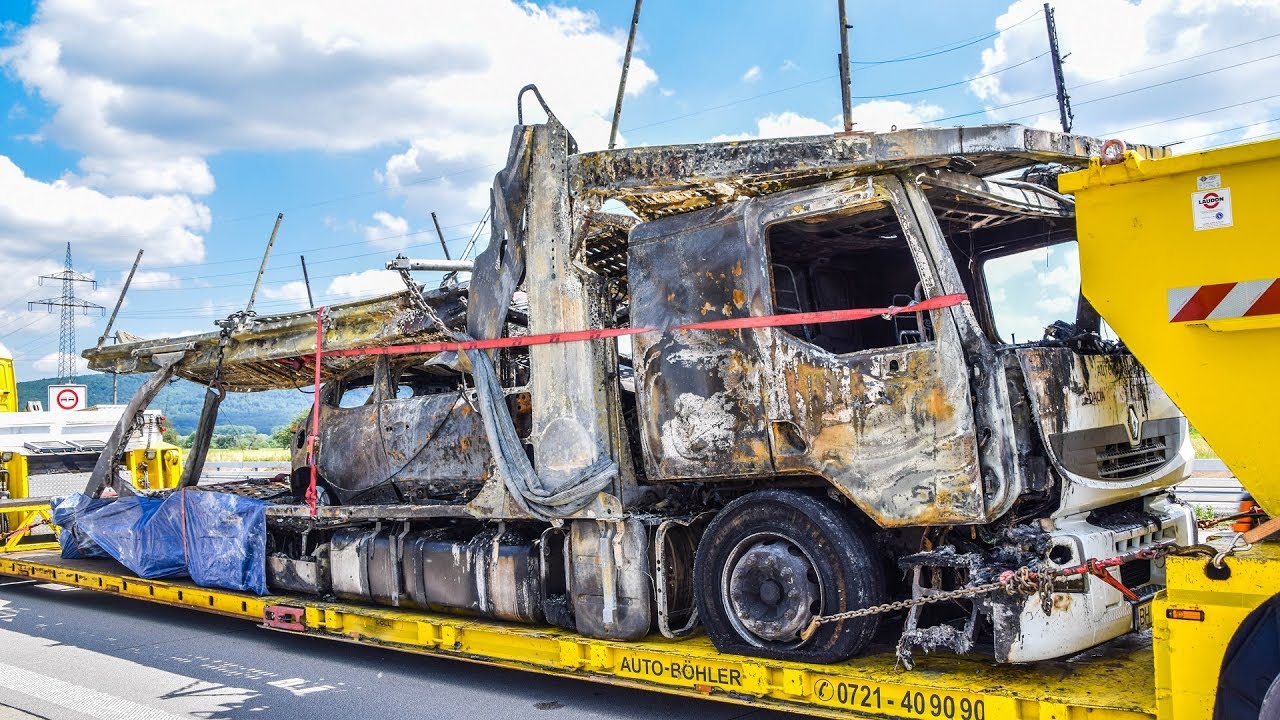 [BAB5: AUTOTRANSPORTER IN FLAMMEN] BERGUNG: LKW & 8 AUTOWRACKS ausgebrannt